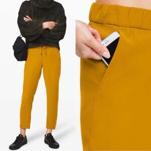 NWOT Lululemon On the Fly 7/8 Pant Woven Fools Gold Size 4